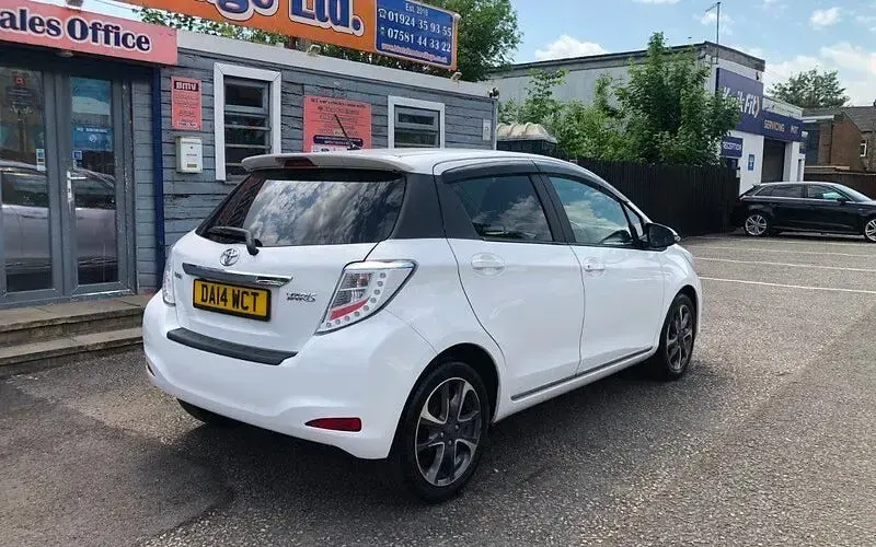 Used Toyota Yaris Trend 101 HP (74 kW) 2014 White Hatchback