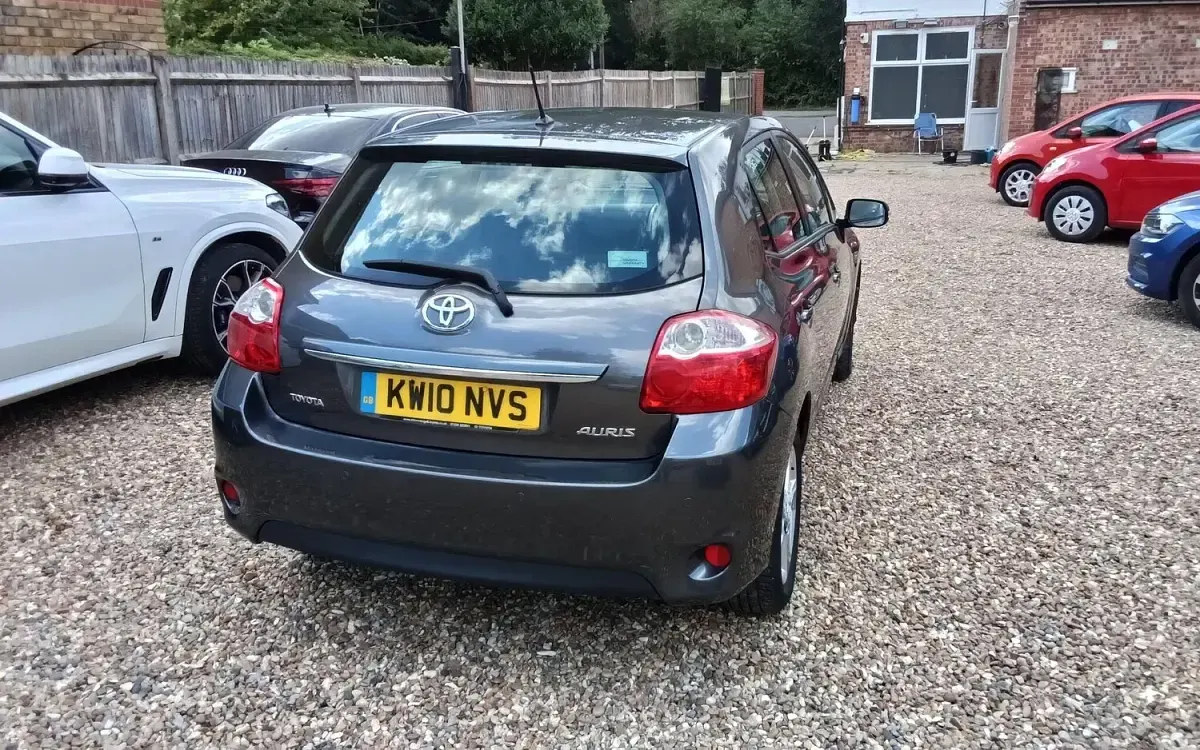 Used Toyota Auris 124 HP (91 kW) 2010 Grey Hatchback