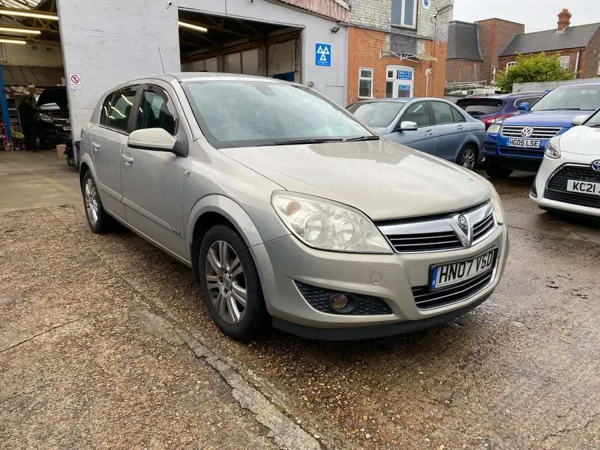 Używany Vauxhall Astra Design Edition 2007 Beżowy Hatchback