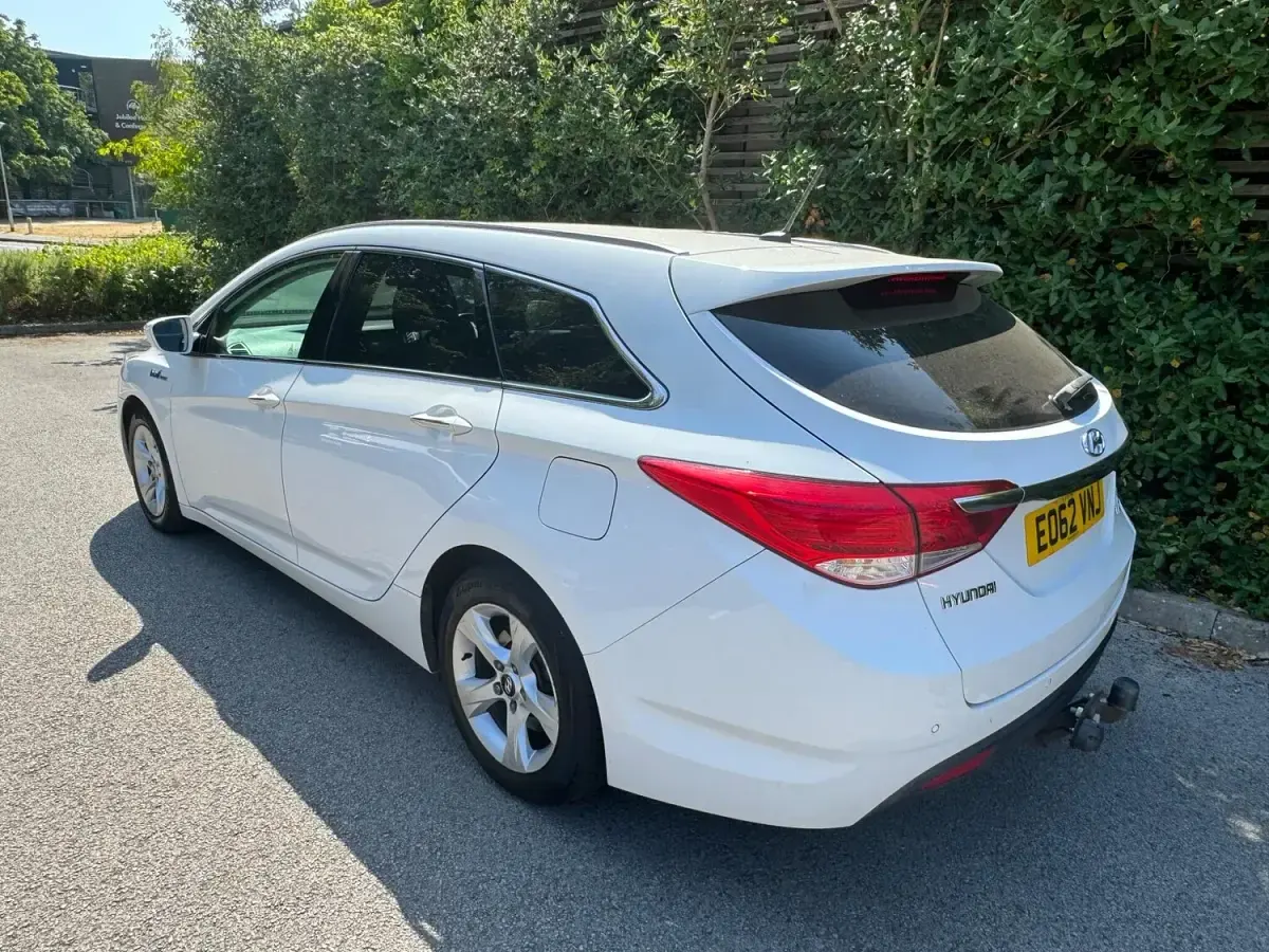 Used Hyundai i40 Style 136 HP (100 kW) 2012 White Estate