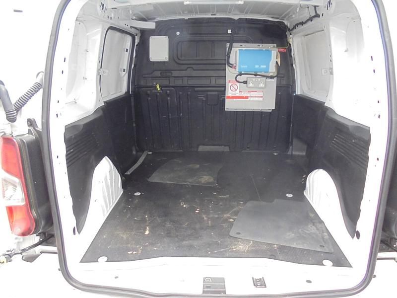 Second-hand Vauxhall Combo Sportive 130 CP (95 kW) 2021 Alb Monovolum