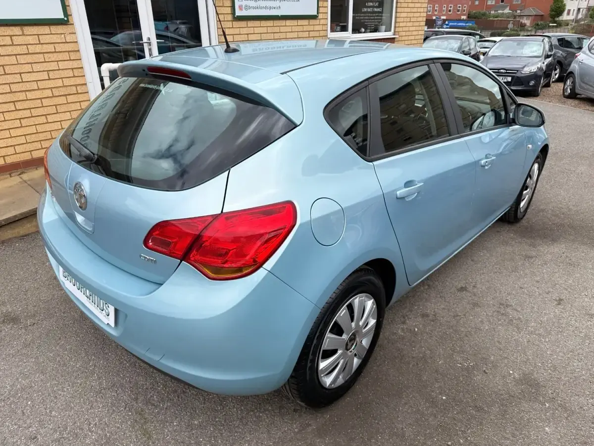 Second-hand Vauxhall Astra 2011 Albastru Hatchback