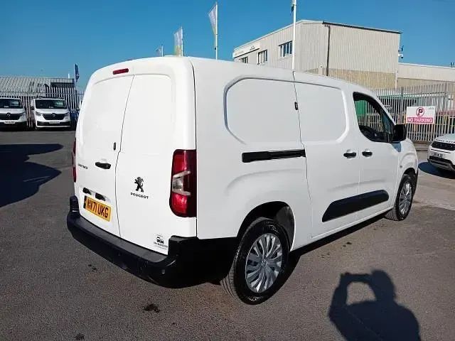 Used Peugeot Partner Premium 100 HP (73 kW) 2022 White MPV