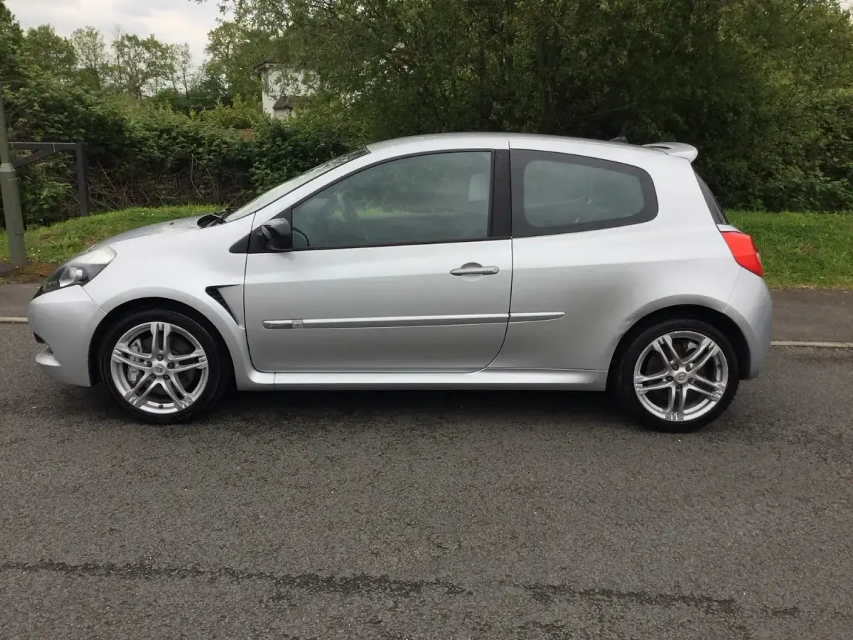 Used Renault Clio 201 HP (147 kW) 2010 Silver Hatchback