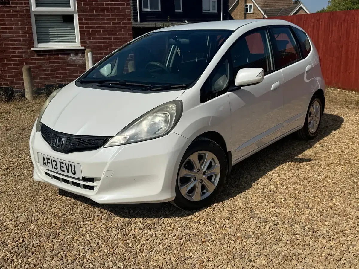 Used Honda Jazz ES 99 HP (72 kW) 2013 White Hatchback