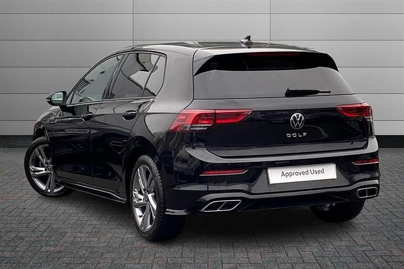 Second-hand VW Golf VIII R-line 130 CP (95 kW) 2024 Negru Hatchback