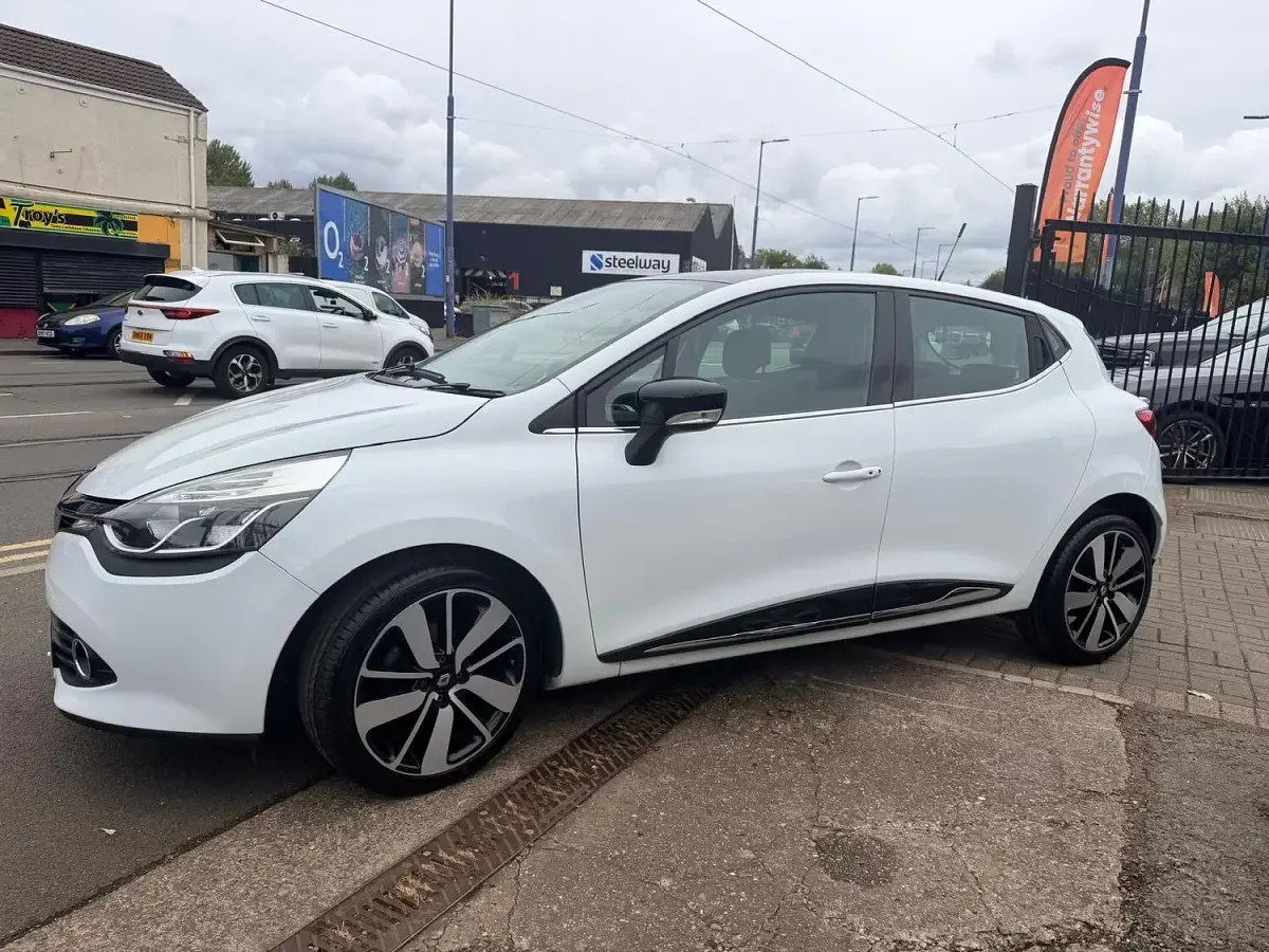 Used Renault Clio Dynamique 90 HP (66 kW) 2015 White Hatchback