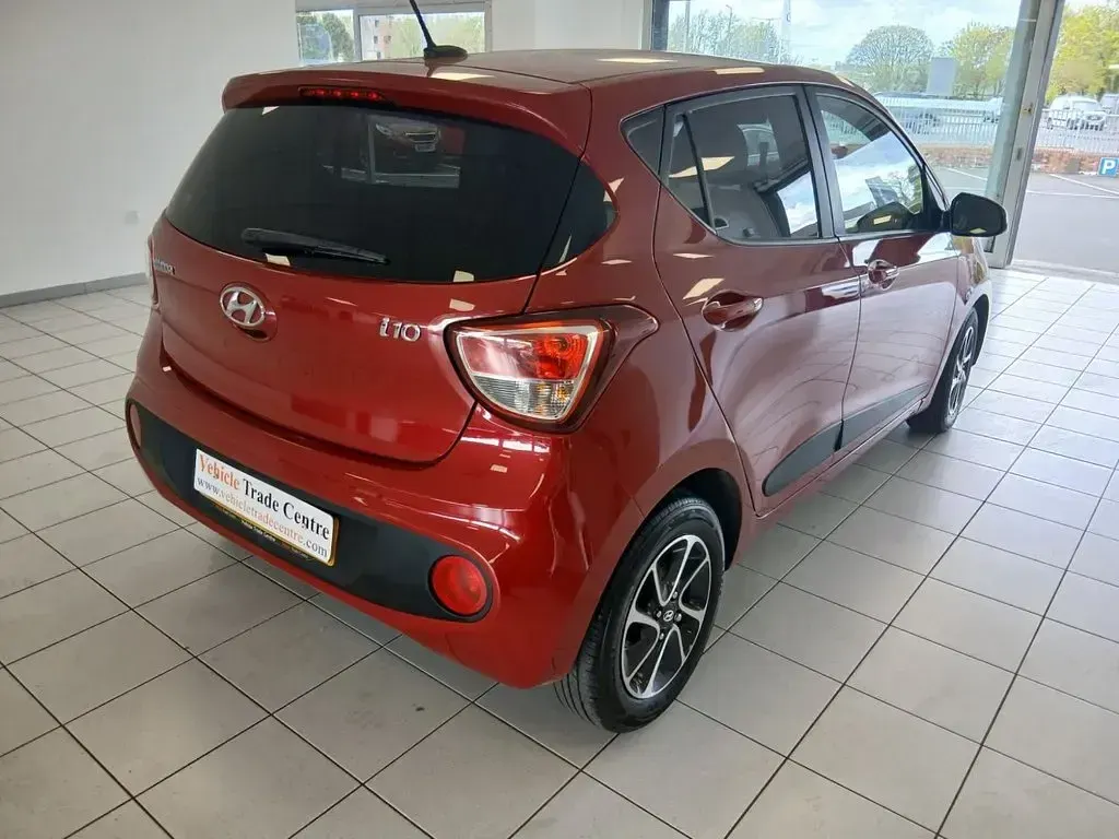 Used Hyundai i10 Premium 66 HP (48 kW) 2018 Red Hatchback