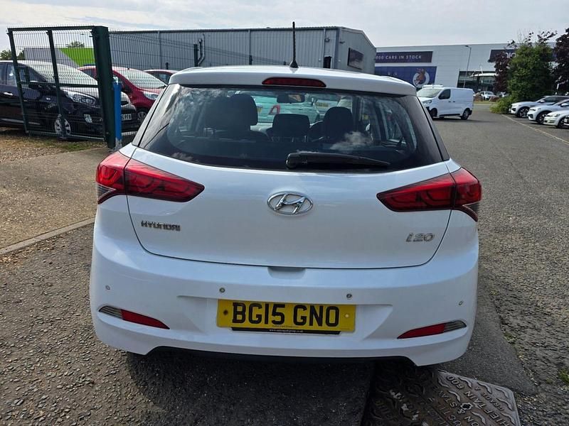 Used Hyundai i20 SE 84 HP (61 kW) 2015 White Hatchback