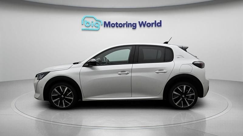 Used Peugeot 208 GT 102 HP (75 kW) 2022 White Hatchback