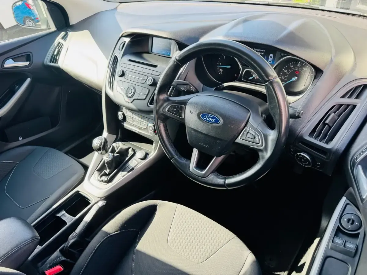 Begagnad Ford Focus Zetec 115 HK (84 kW) 2015 Silver Halvkombi