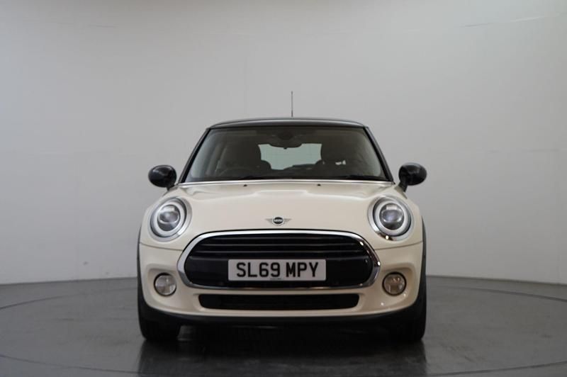 Usado Mini Cooper Classic 134 HP (98 kW) 2019 Branco Citadino