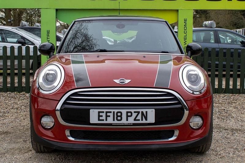 Begagnad Mini Cooper Hatch 136 HK (100 kW) 2018 Röd Halvkombi