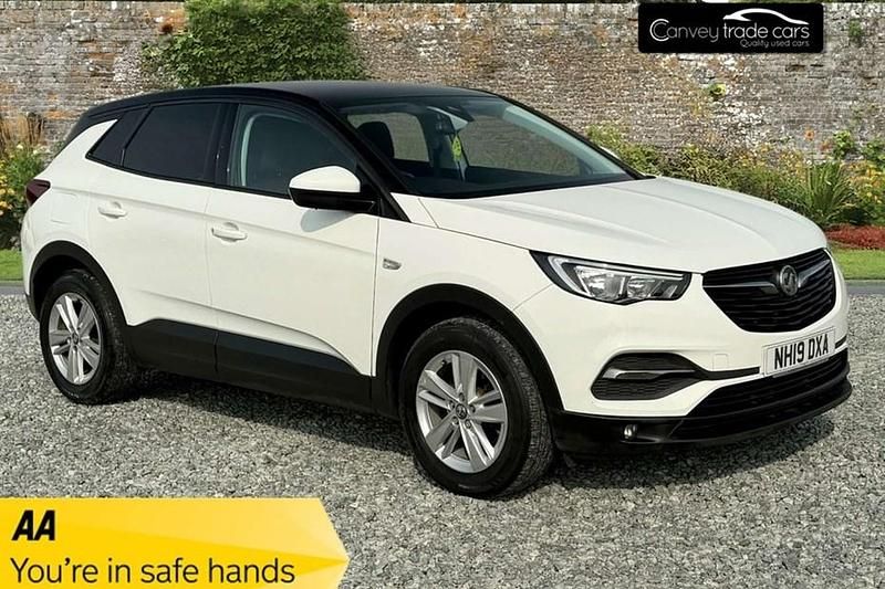 Used Vauxhall Grandland X S 130 HP (95 kW) 2019 White SUV