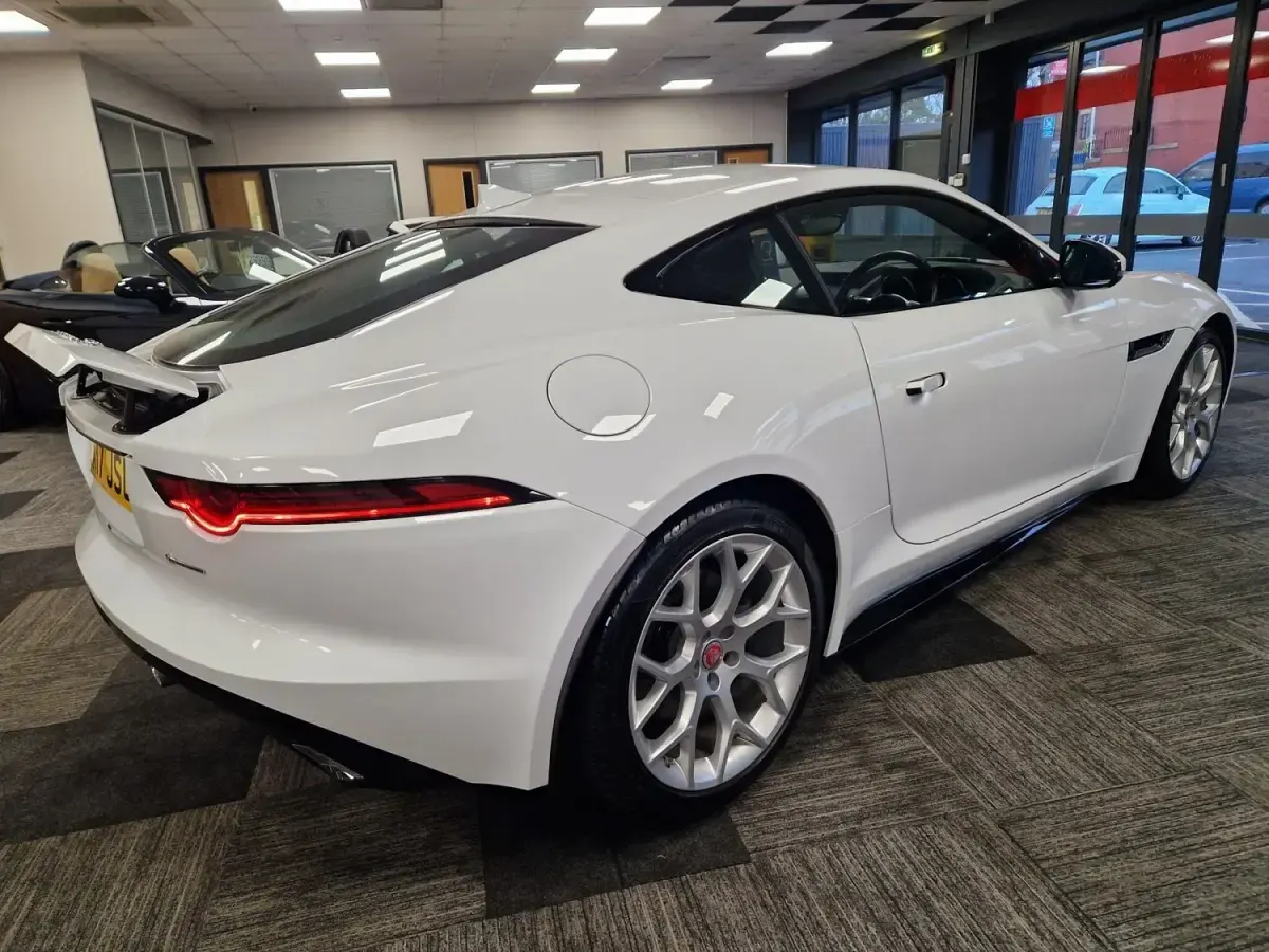 Usado Jaguar F-Type R-Dynamic 2017 Branco Coupé