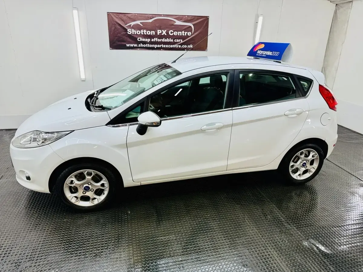 Used Ford Fiesta Zetec 70 HP (51 kW) 2012 White Hatchback