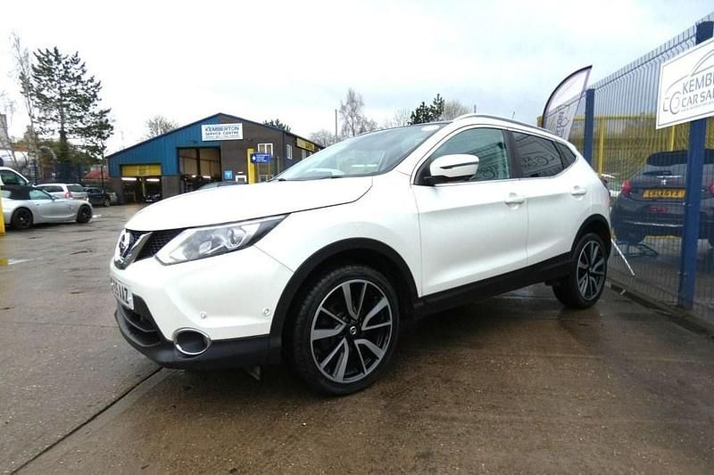 Used Nissan Qashqai Tekna 110 HP (80 kW) 2015 White SUV
