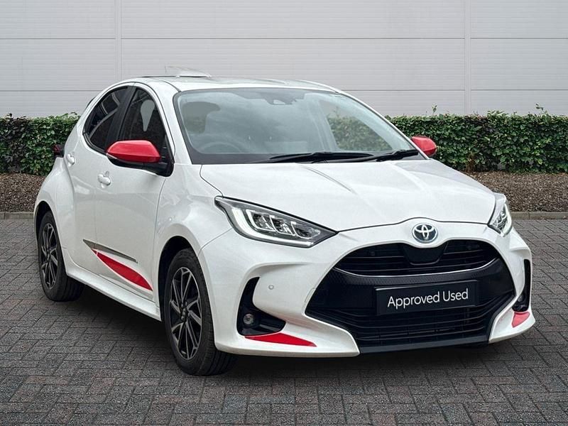 Used Toyota Yaris Hybrid Design 2023 White Hatchback