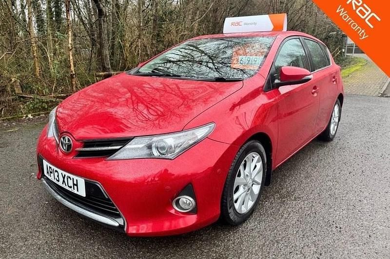 Used Toyota Auris 101 HP (74 kW) 2013 Red Hatchback