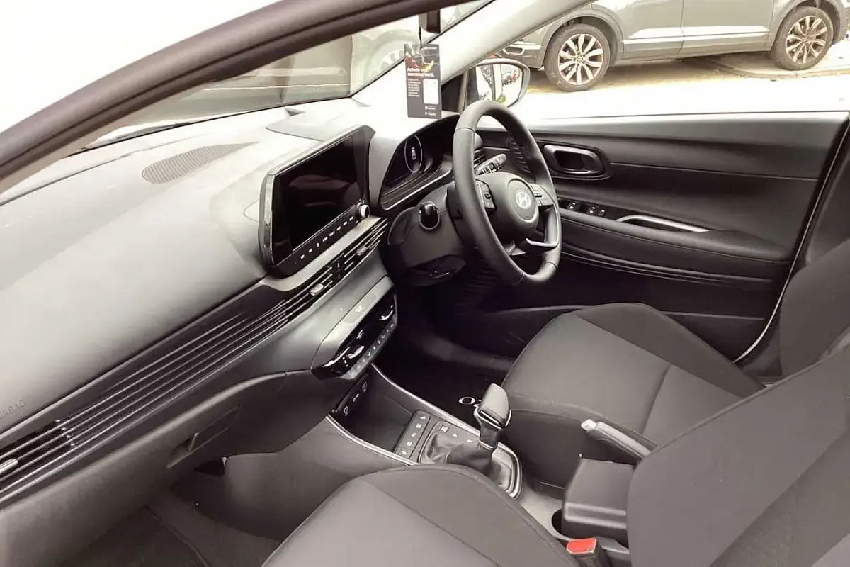 Used Hyundai i20 Premium 90 HP (66 kW) 2025 White Hatchback