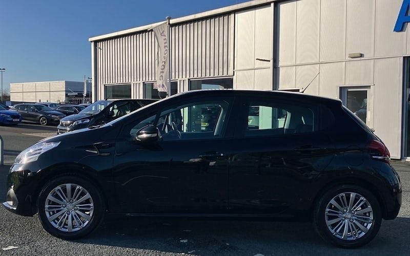 Used Peugeot 208 Signature Sky 82 HP (60 kW) 2019 Hatchback