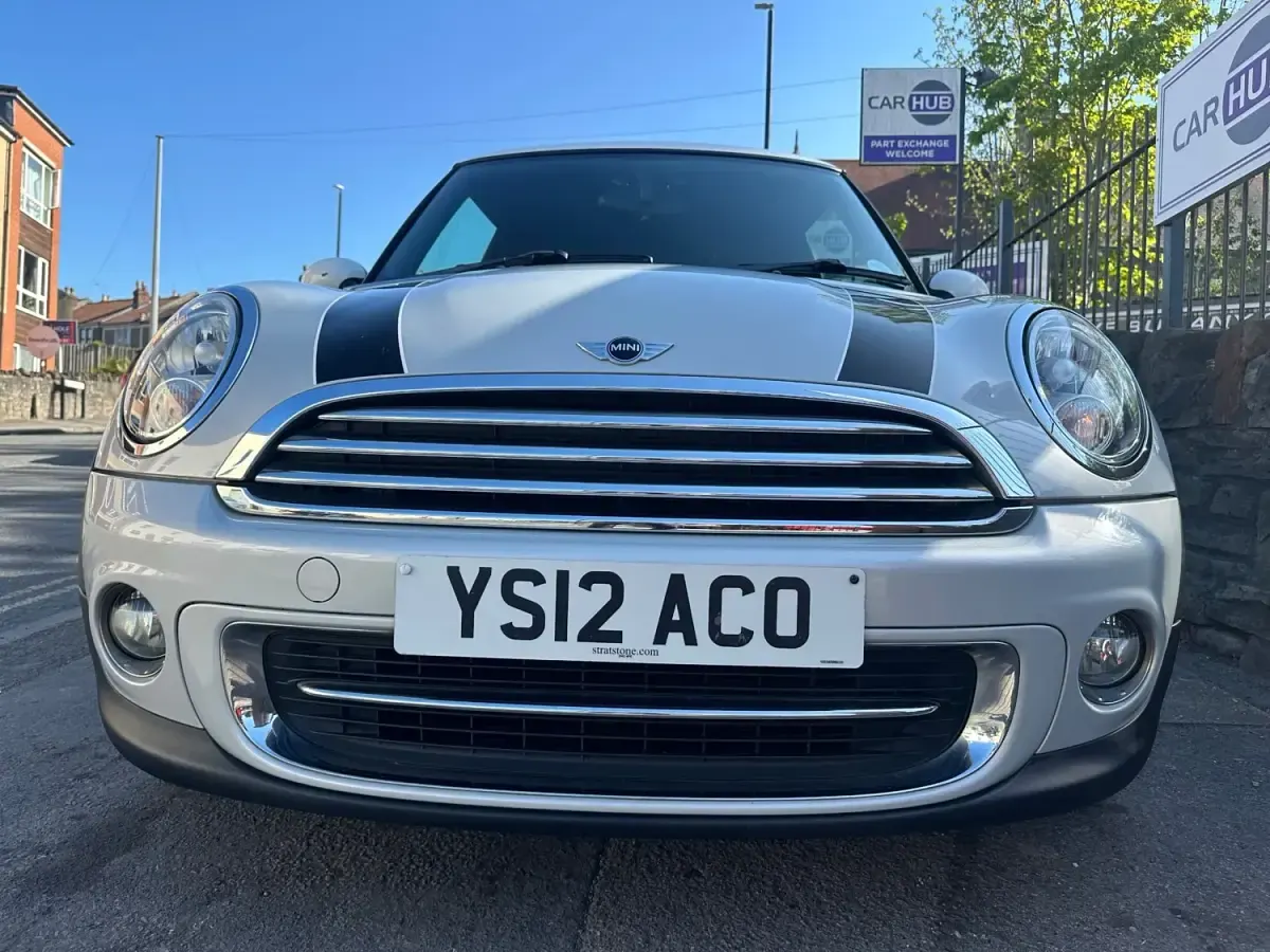 Usado Mini Cooper Hatch 122 CV (89 kW) 2012 Plateado Utilitario
