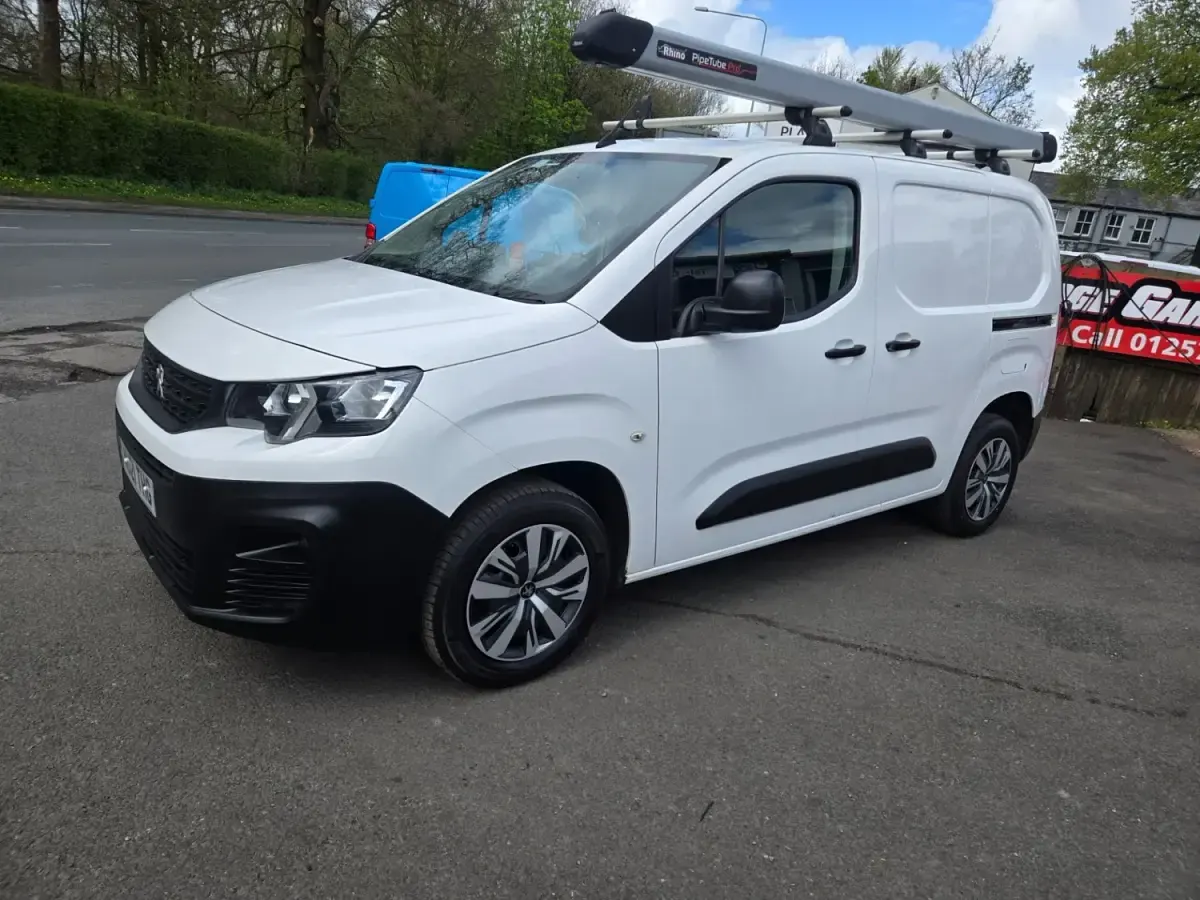 Begagnad Peugeot Partner 131 HK (96 kW) 2021 Vit Minibuss