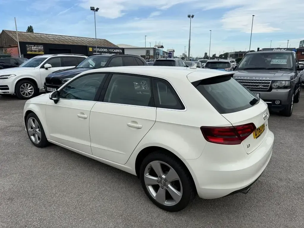 Used Audi A3 Sportback Sport 105 HP (77 kW) 2013 White Hatchback