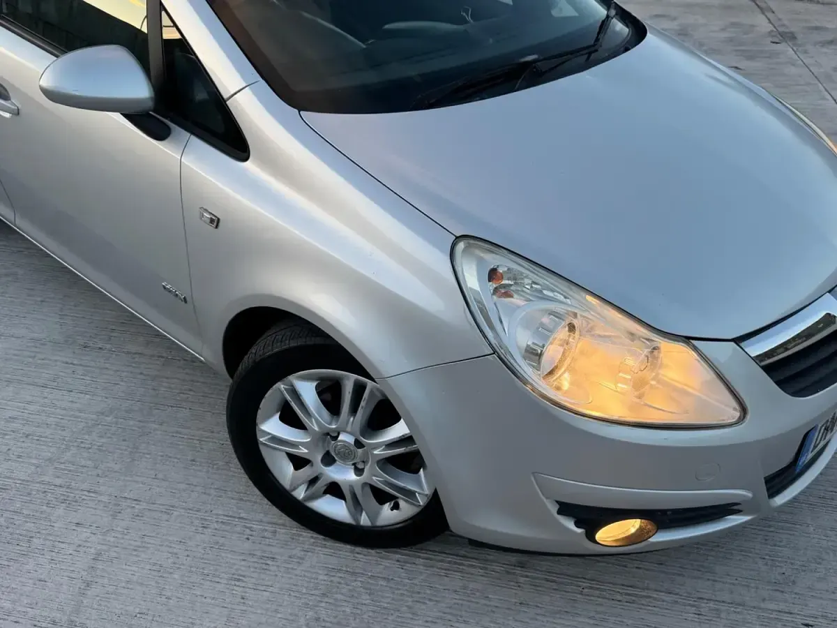 Used Vauxhall Corsa Design Edition 89 HP (65 kW) 2009 Silver Hatchback