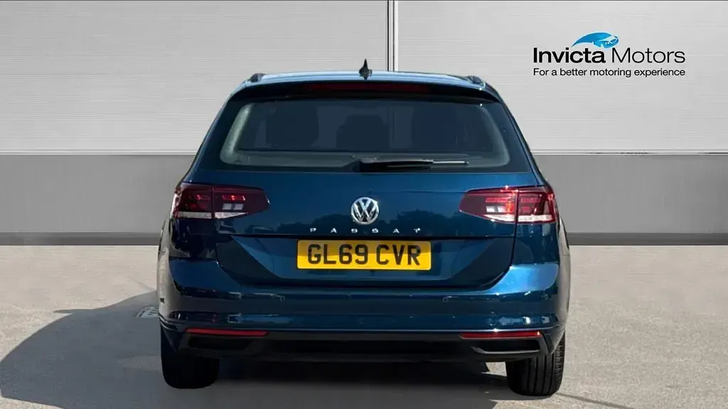 Used VW Passat SE 120 HP (88 kW) 2019 Aquamarine blue signature metallic Estate