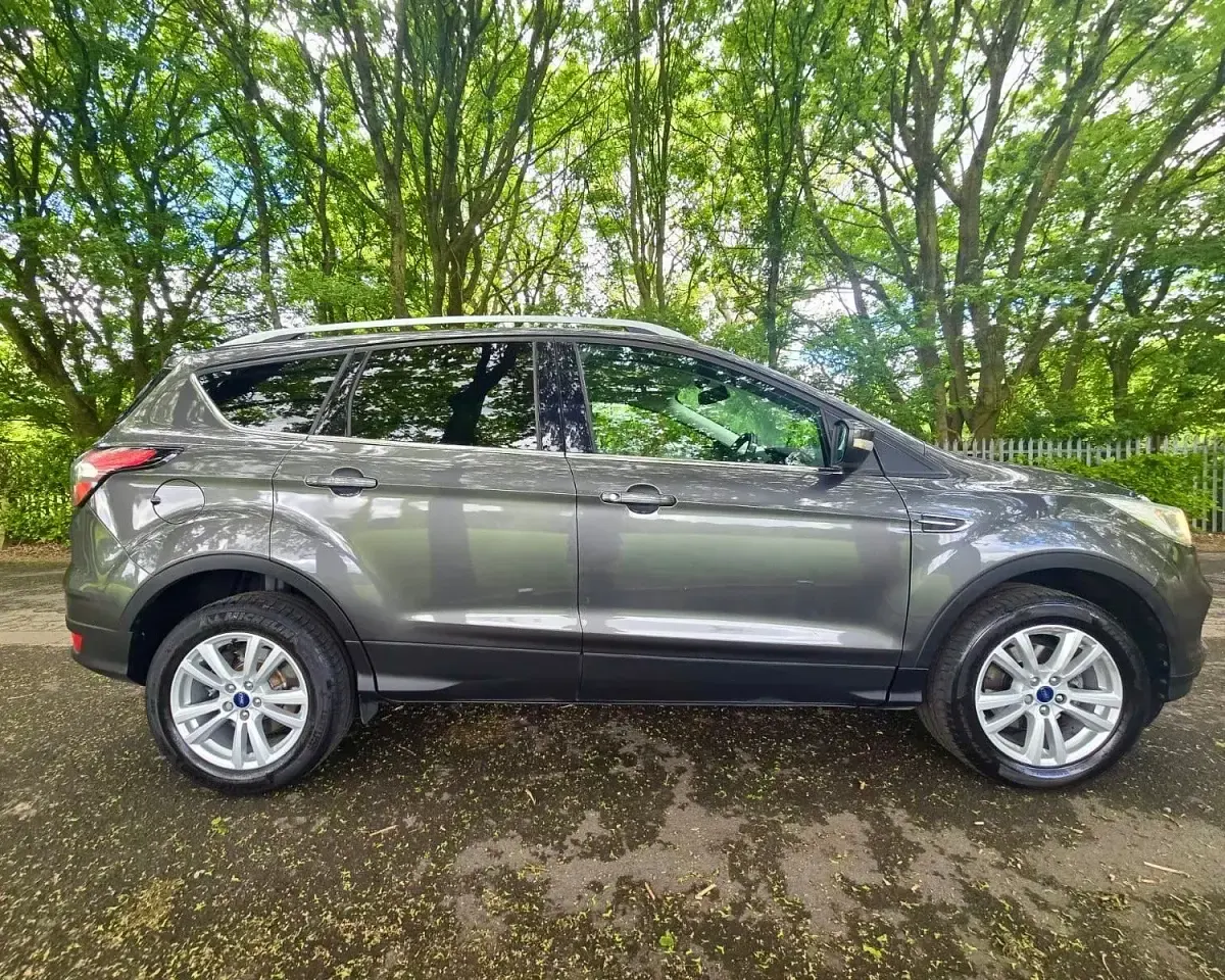 Usado Ford Kuga Zetec 120 CV (88 kW) 2019 Gris SUV