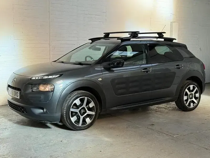 Usado Citroën C4 Cactus Flair 82 HP (60 kW) 2016 Cinzento Citadino