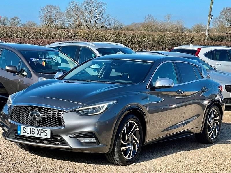 Used Infiniti Q30 Premium 2016 Grey metallic Hatchback