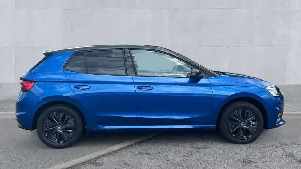 Ny Skoda Fabia Design Edition 116 HK (85 kW) 2025 Blå Halvkombi
