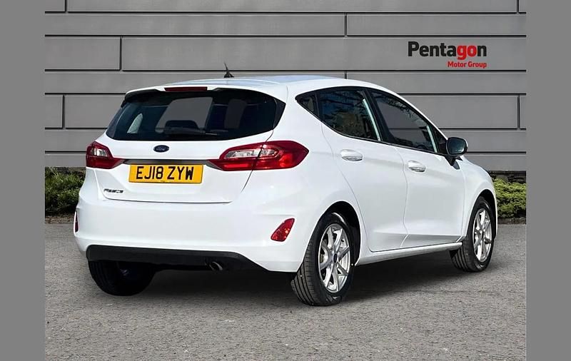 Used Ford Fiesta Zetec 84 HP (61 kW) 2018 White Hatchback