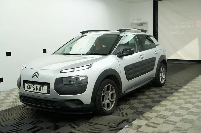 Used Citroën C4 Cactus Feel 100 HP (73 kW) 2016 Silver Hatchback