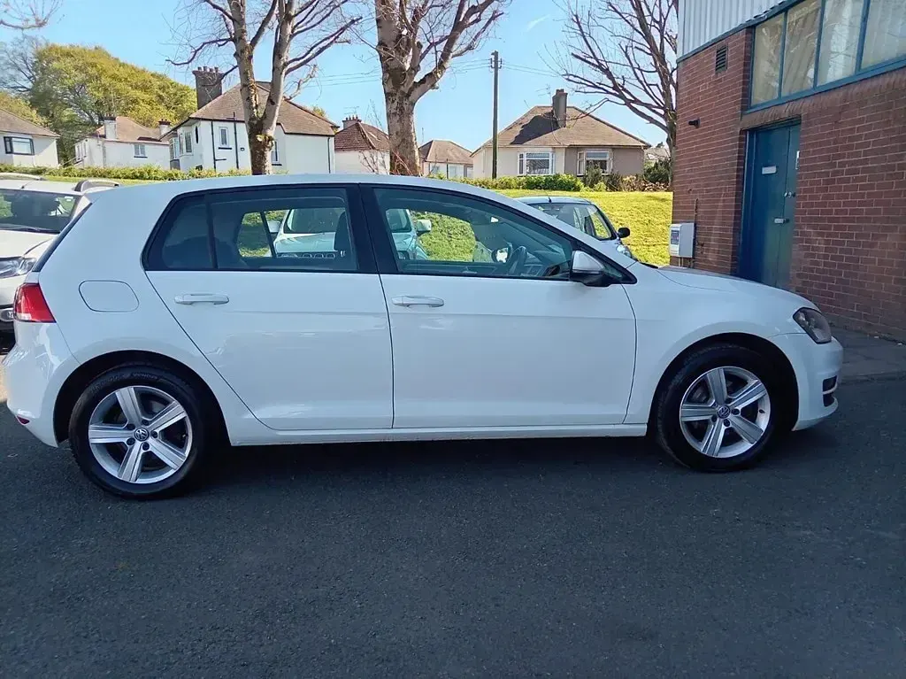 Begagnad VW Golf VII Match 2014 Vit Halvkombi