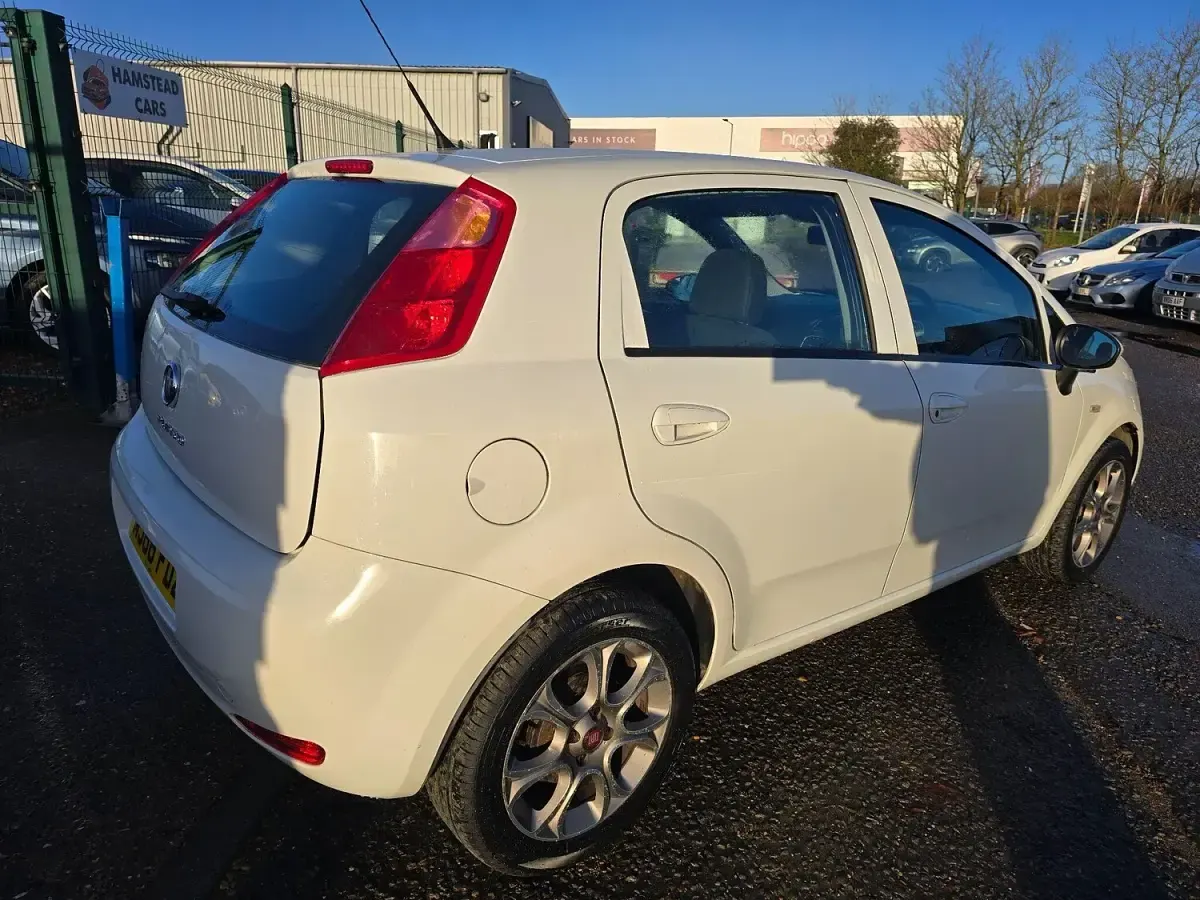 Used Fiat Punto Easy Plus 77 HP (56 kW) 2016 White Hatchback