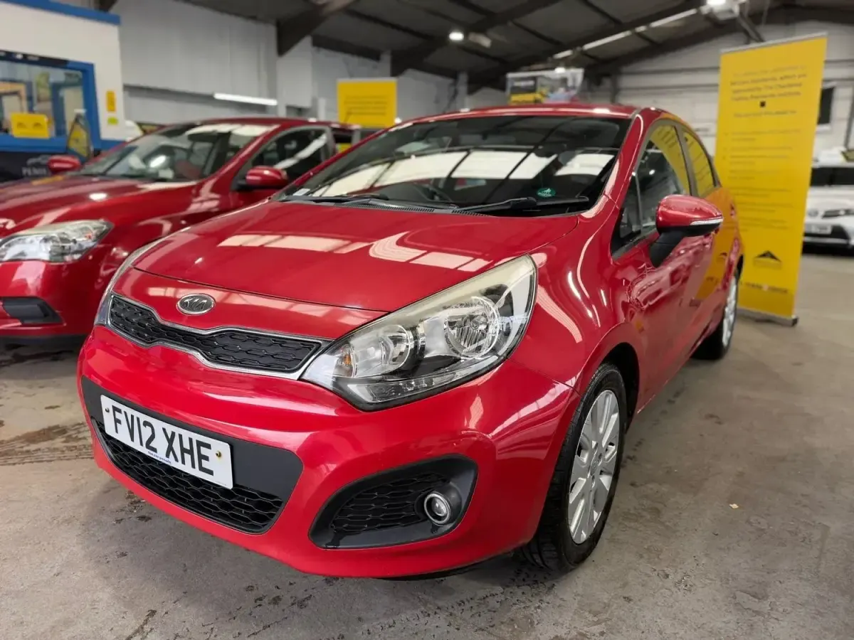 Begagnad Kia Rio 2012 Röd Halvkombi