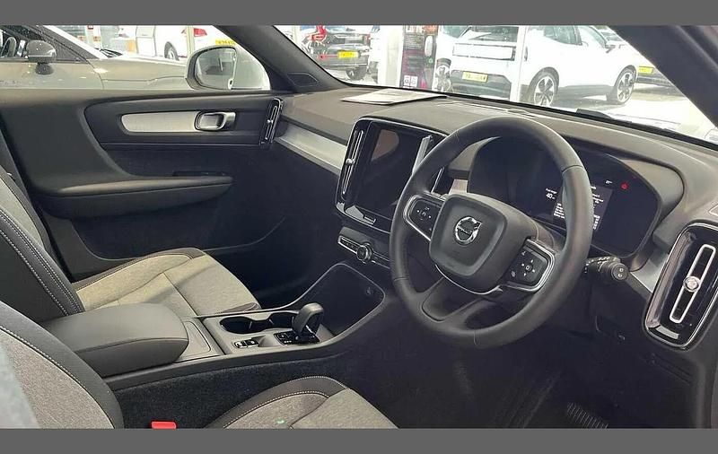 Used Volvo XC40 Core 161 HP (118 kW) 2025 White SUV