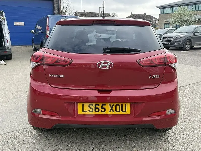 Używany Hyundai i20 Premium 100 KM (73 kW) 2015 Czerwony Hatchback