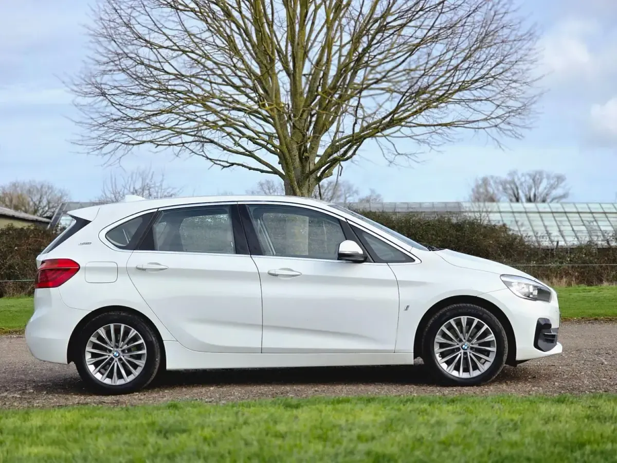 Begagnad BMW 225 Luxury Line 2018 Vit Minibuss
