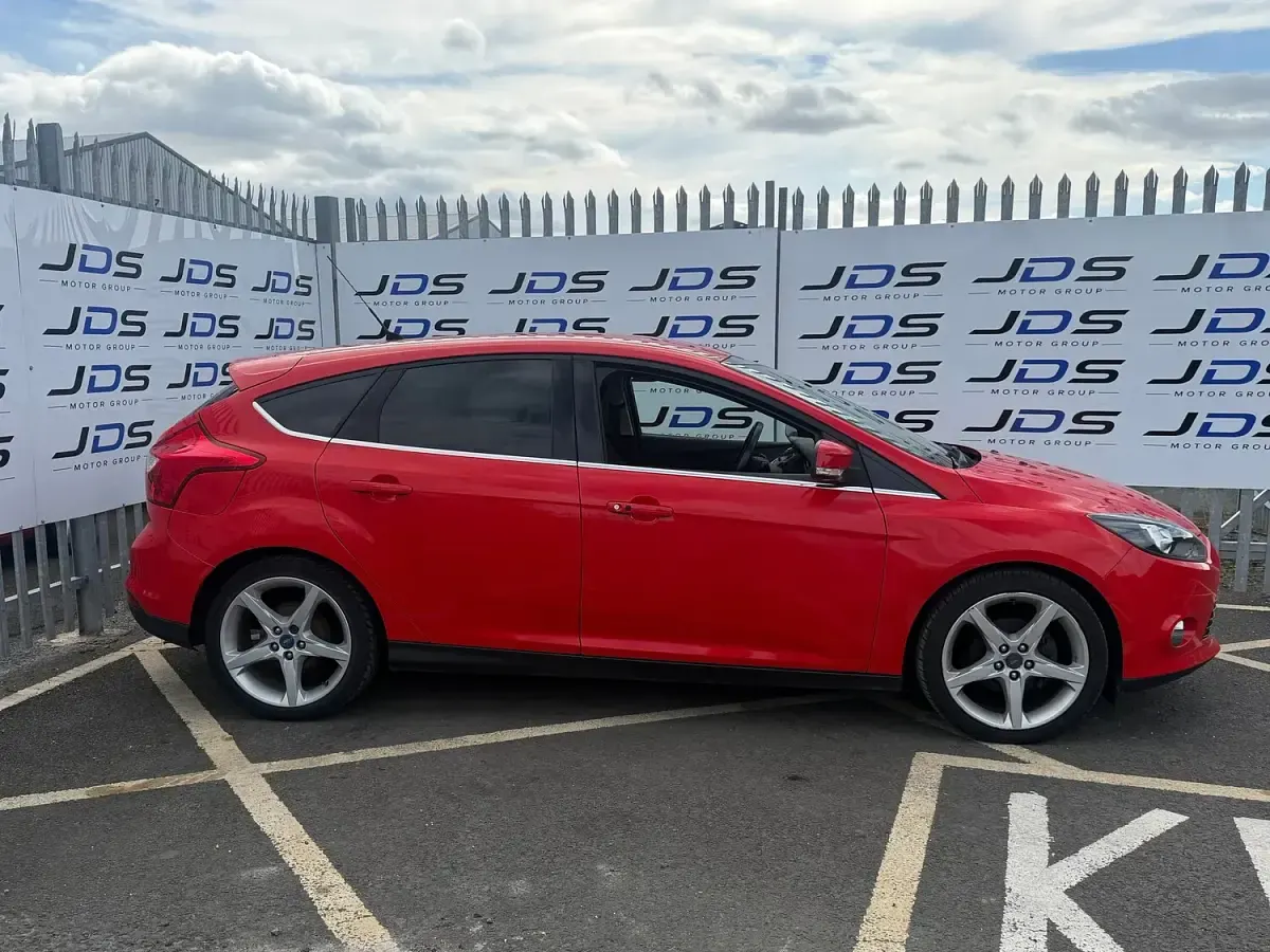 Used Ford Focus Titanium 125 HP (91 kW) 2013 Red Hatchback