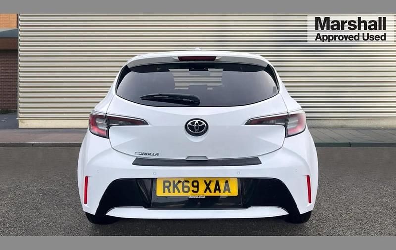 Used Toyota Corolla Design 113 HP (83 kW) 2019 White Hatchback