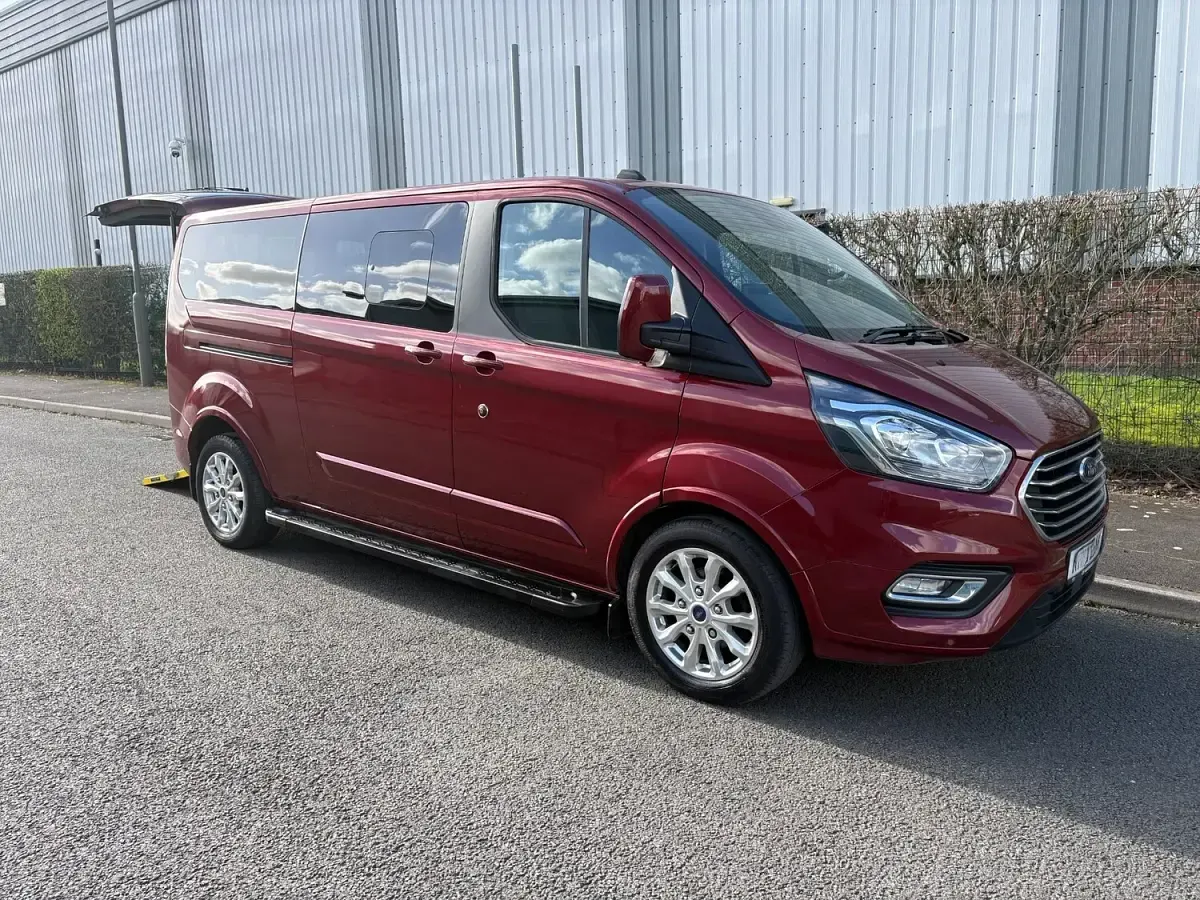 Used Ford Tourneo Titanium 130 HP (95 kW) 2020 Red MPV