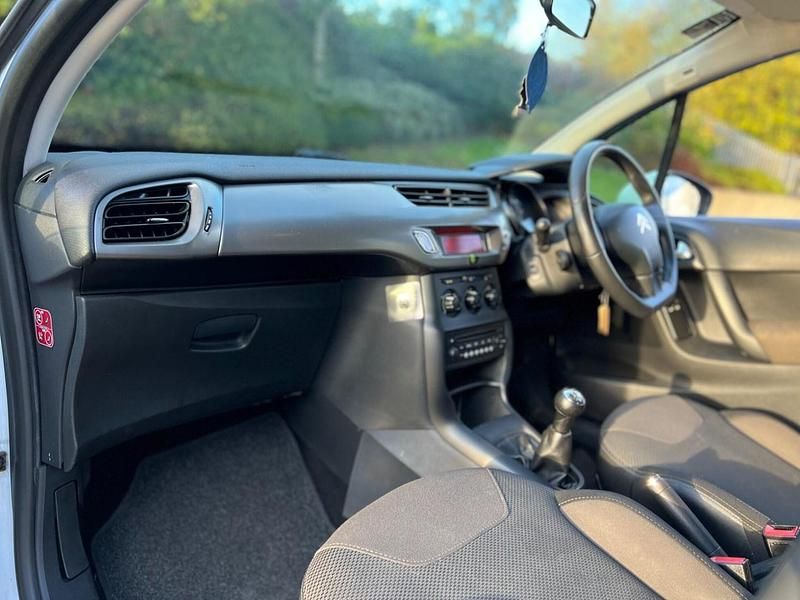 Used Citroën C3 SELECTION 75 HP (55 kW) 2015 White Hatchback