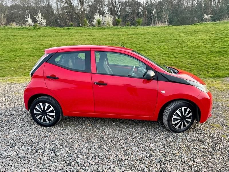 Used Toyota Aygo 69 HP (50 kW) 2015 Red Hatchback