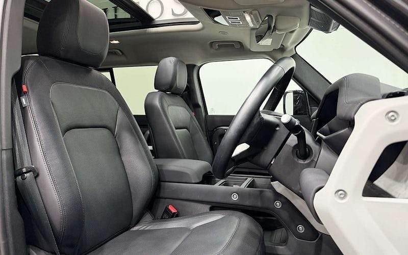 Used Land Rover Defender SE Dynamic 249 HP (183 kW) 2024 SUV