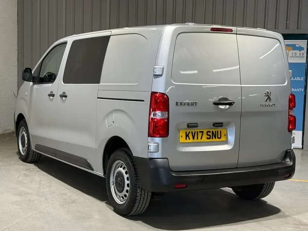 Used Peugeot Expert 120 HP (88 kW) 2017 Silver Van