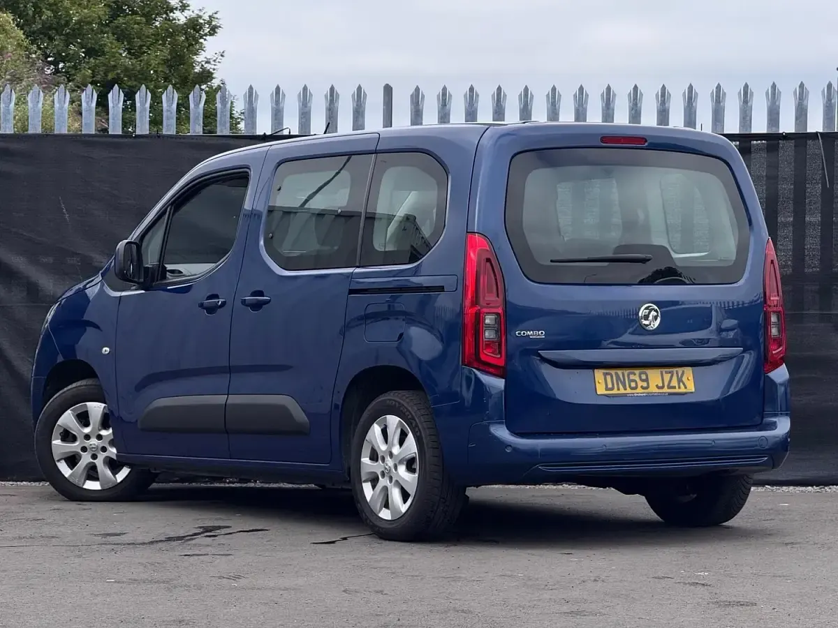 Used Vauxhall Combo S 100 HP (73 kW) 2019 Blue MPV
